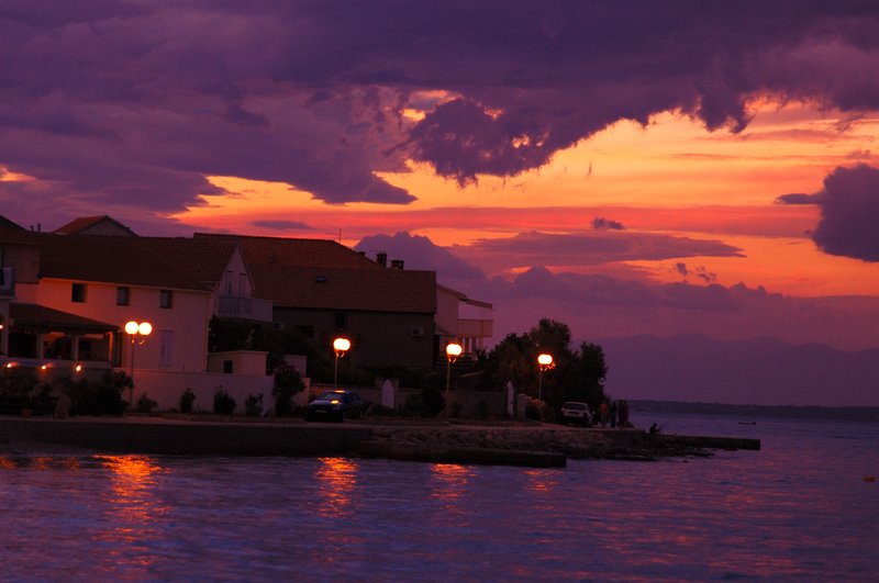 Preko<br>歐洲人悠閒、慢工出細活的用餐方式，一頓飯花了3個多小時時間，讓我來不及搭船趕回Zadar拍古城的夜景，但也因此拍到了Preko島的夕陽景色。<br/>