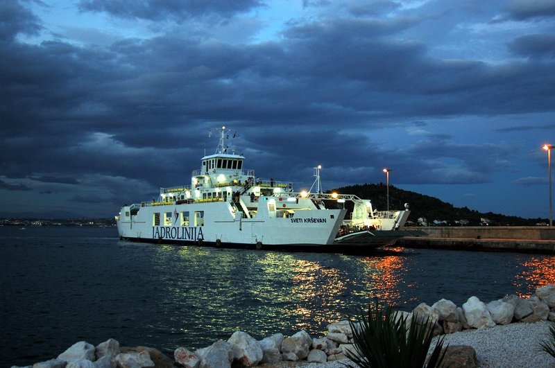 扎達爾(Zadar)<br>雖然有點晚，不過我們還是撘乘這艘船伴隨著晚霞回到Zader。<br/>