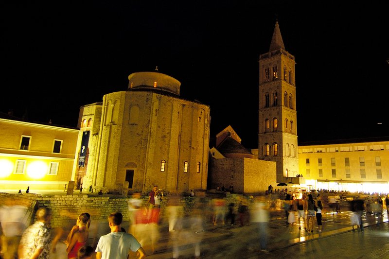 Zadar扎達爾<br>搭船回到Zardar已經天黑了，古城堳媬v物的打燈也已熄滅。廣場攤販與遊客熱鬧非凡，好像回到台灣的夜市一樣。<br/>