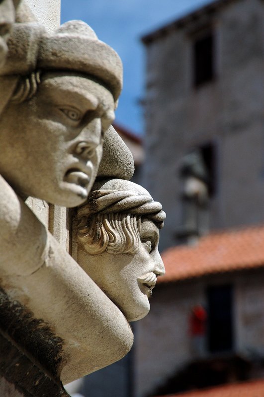 Sibenik<br>教堂外牆雕塑有幾百個人像雕像，紀錄了十五世紀當時，市井小民的形形色色。<br/>