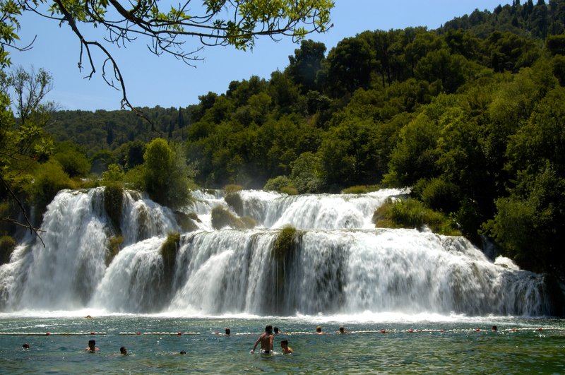 Krka national park<br>是個規模較小的國家公園，但較為開放在這裡可以游泳、烤肉、釣魚，甚至可以裸奔。<br/>