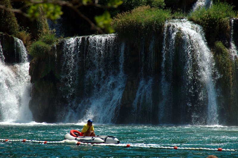 Krka national park<br>國家公園內防護措施做的很不錯，除了拉起隔離線防止遊客靠近危險區，還有救生員戒護著。<br/>