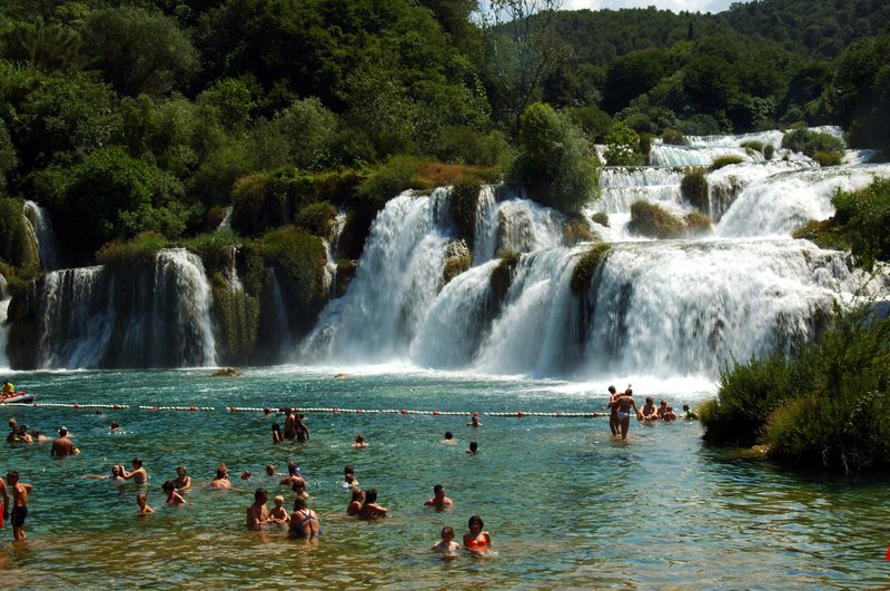 Krka national park<br>遊客們穿著清涼泳裝，紛紛下水消暑！<br/>