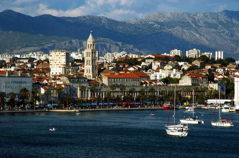 Split斯普利特<br>Split是Croatia的最大港口，從這裡轉到義大利，威尼斯，非常方便，港口很深大型遊輪可以直接停在港區，所以許多歐洲遊輪都會在此停靠。<br/>