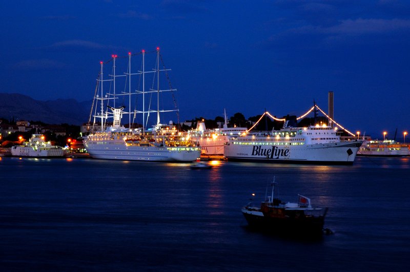 Split斯普利特<br>我們的旅館就在港口旁，很幸運的我抽到的房間是頂樓面海，所以夜景與日出拍照就祇要爬出陽台，直接在屋頂上就可以開工了。<br/>