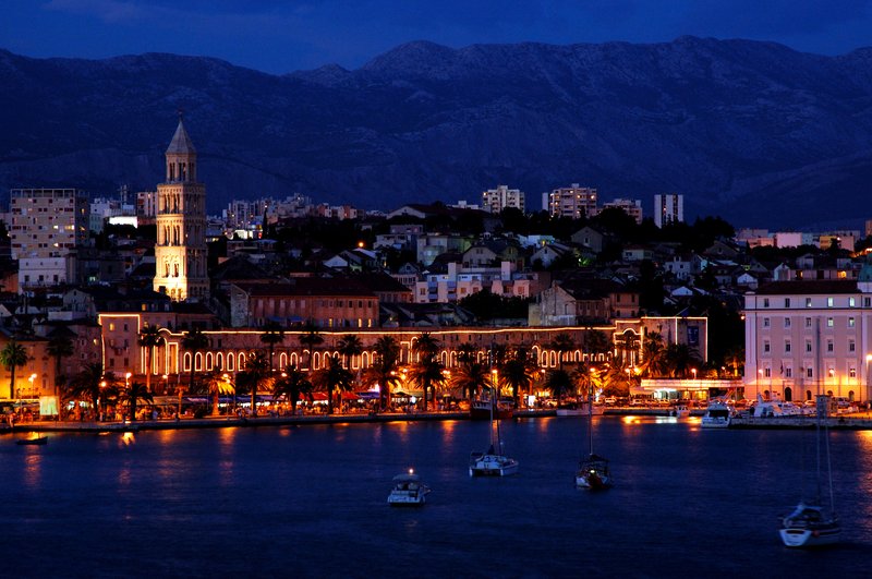 Split斯普利特<br>Split歷史遺跡及迪奧克萊汀宮殿，在1997年被列入世界文化遺產，圖中打光的鐘塔是在三世紀時建立的。<br/>