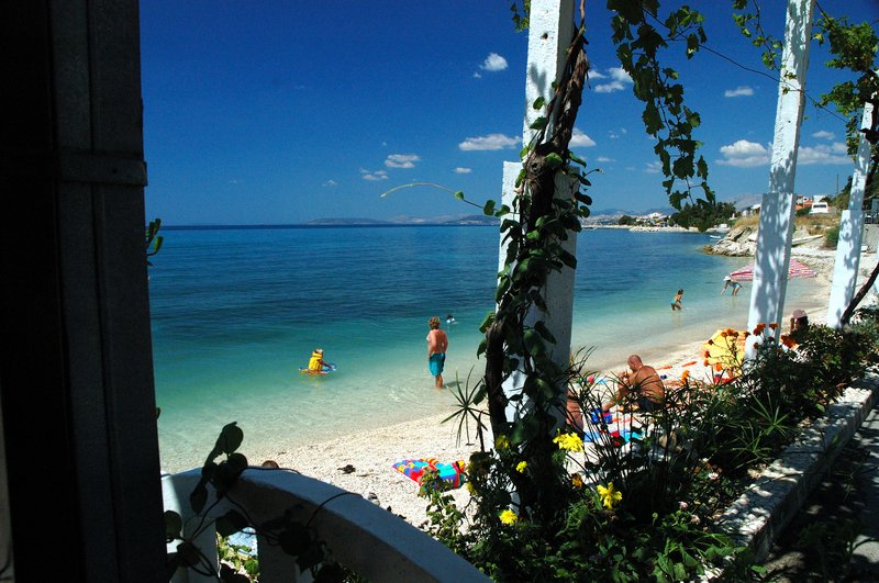 Zadar扎達爾<br>仗著擁有一千多公里長的無污染海岸線，在Croatia旅途中隨時停車下來喝杯咖啡，都可看到如此乾淨與美麗的海灘，好像隨時都可扒光衣服跳下水清涼消暑！<br/>