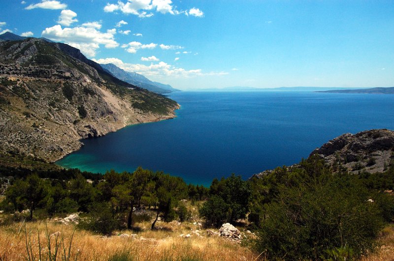 某個地方<br>在往Dubrovnik的路上，司機在我們的哀求下終於找個地方，停下來讓我們拍照。Croatia的一般道路並不寬敞，大型遊覽車很難隨意停車。沿途美麗的風景要我們只隔著車窗拍攝是件很殘忍的事，雖然根據經驗能停下來拍照的點，view都不是最好的，不過也只能將就了。<br/>