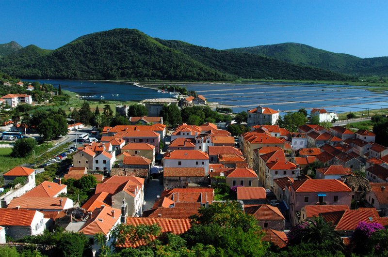 Ston<br>Ston有座很完整的城牆綿延約5公里，沿著山坡建立好像萬里長城，我們爬上城牆眺望遠處的鹽田。<br/>