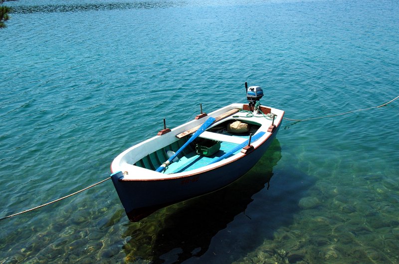 Mljet米葉特<br>一扁小舟蕩漾在清澈見底的湖面上，好想就趁四下無人來個裸泳。<br/>