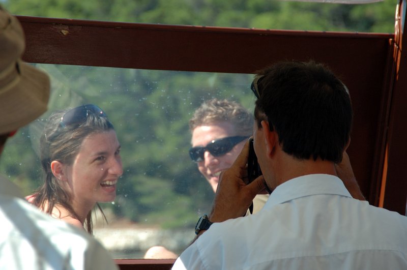 Mljet米葉特<br>開著遊艇的船長不太專心，把舵交給船上的小朋友，卻去幫遊客拍照。<br/>