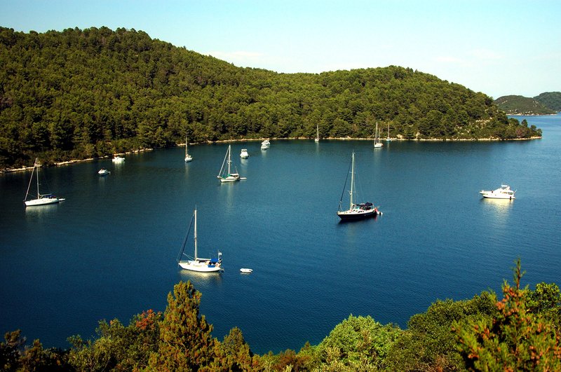 Mljet米葉特<br>停泊在海灣堛漲U式遊艇，不愧是歐洲人最喜歡的度假勝地，人間天堂！<br/>