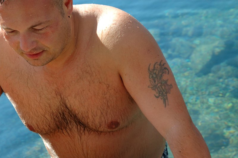 Mljet米葉特<br>因為我們要搭七點鐘的船回Dubrovnik，所以五點多所以我們就在港口前的餐廳用餐。可能距離正式晚餐時間還很早，餐廳大廚正在門前的海裡游泳。<br/>