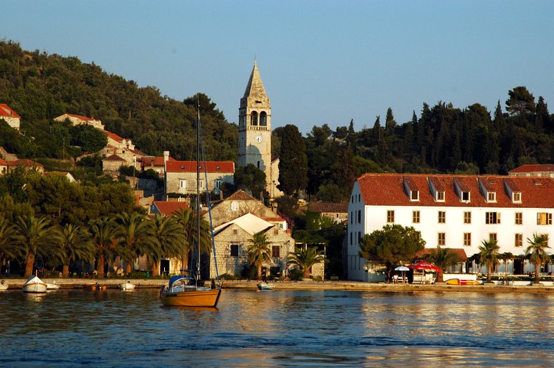 Sipanska Luka<br>從Mljet回Dubrovnik的遊艇沿途會停靠幾個小島，讓旅客上下船但停留的時間很短，我趁著停靠的兩三分鐘拍幾張相片。很漂亮的小島但無緣下船一遊。<br/>