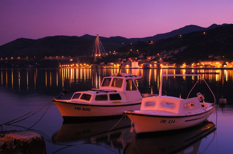 Dubrovnik<br>這麼好的拍照景點怎麼可以放過，白天拍不過癮，清晨四點多我獨自來到港口邊，拍下這美麗的相片。<br/>