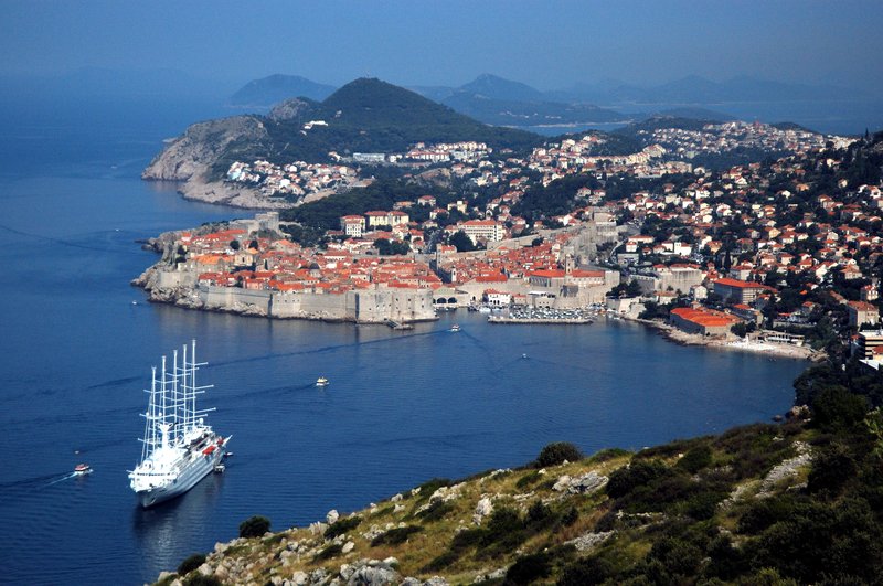 Dubrovnik杜布尼克<br>站在山坡上鳥瞰遠處的Dubrovnik古城，戰後極力維護傳統建築而延續下來的紅屋瓦，現在看來覺得他們樸實與堅持的個性真可愛！因為臨海的重要戰略地位，環繞著古城而建築的城牆，堪稱是古今中外最堅固厚實、攻不破的城牆了！<br/>
