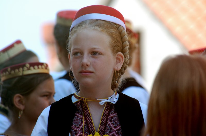 Cilip<br>貌似茱蒂福斯特、穿著傳統服飾的少女，在一旁等待，準備上場表演小鎮當地的傳統舞蹈。<br/>