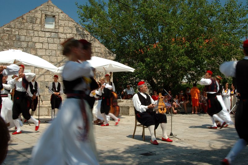 Cilip<br>週日的上午經由司機菲力普先生安排來到Cilipi小鎮，很幸運的恰巧碰到小鎮上有名的傳統舞蹈表演。<br/>