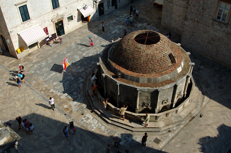 Dubrovnik杜布尼克<br>就在入城處圓形的水池，士城內重要的水源。數百年來，當地居民還保留傳統的習俗，每當進入古城時，都會在噴水池洗手洗臉，以驅走染上瘟疫的噩運。<br/>