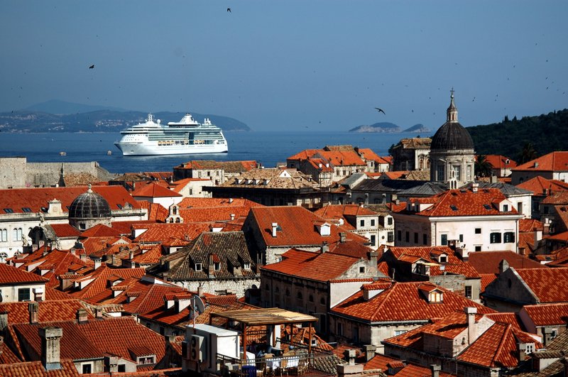 Dubrovnik杜布尼克<br>傍晚時分古城的天空佈滿了歸巢的燕子，不時發出呼朋引伴的叫聲，數量之大令人驚奇，盤旋在這傳統紅瓦屋之上形成奇特的景象。<br/>