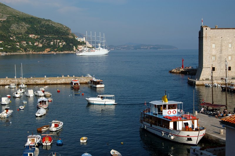 Dubrovnik杜布尼克<br>Croatia是個擁有一千多公里長海岸線的國家，途中經過幾個海港都會發現港口裡停泊著各式的豪華遊輪，每到一個觀光景點時常會遇到從郵輪下來玩的阿公阿嬤。在歐美很盛行這樣的旅遊方式，利用晚上睡覺的時間遊輪航行到一個新港口，白天的時間就可以下船去觀光景點遊玩，真是個不錯的旅遊方式呢!<br/>