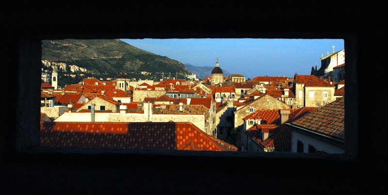 Dubrovnik杜布尼克<br>透過城牆上的碉堡窗口，好像幫這美麗的影像訂做別緻的相框。<br/>