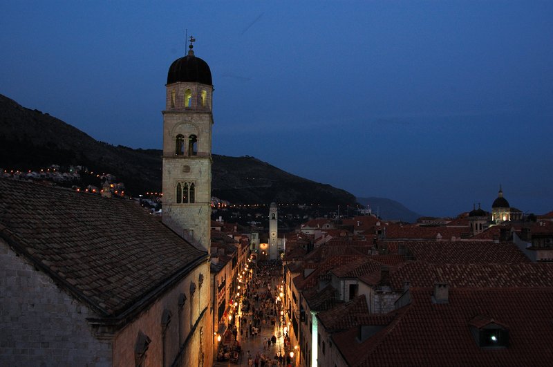 Dubrovnik杜布尼克<br>爬上號稱攻不破的古城牆，吹著徐徐海風夕陽西下，等待日落後寶藍色天空與華燈初上，苦苦等了3個小時為的就是這一刻的夜景。就差那短短的10分鐘，被急著去約會的城牆看守管理員趕下來，一轉過身就看到苦苦等待的美景。但是實在不能怪他，因為門口寫著7:30pm關門，我們硬ㄠ到8:40pm已經不錯了!<br/>