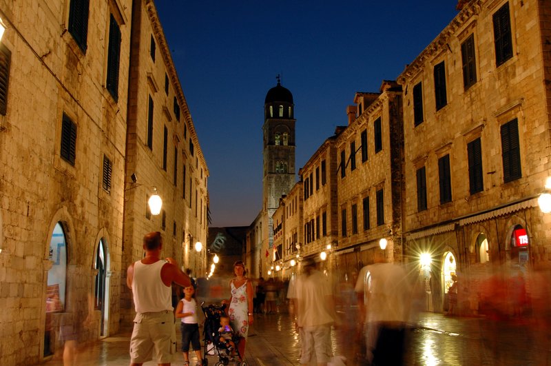 Dubrovnik杜布尼克<br>我在Dubrovnik古城渡過了Croatia最後一個夜晚，每個旅客都會在此拍照留念，我也拍下這張相片給自己一個美好的回憶。<br/>