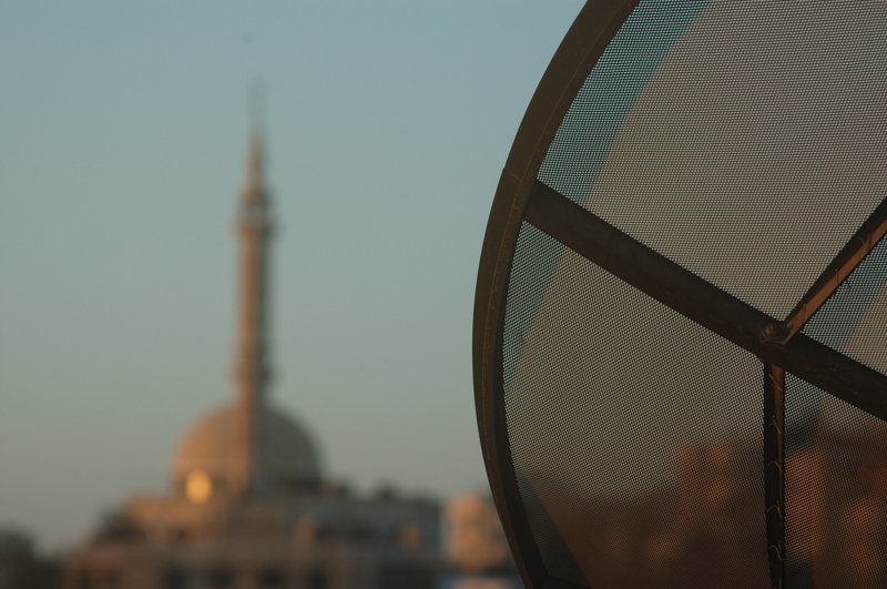 Amman 阿曼<br>爬上旅館屋頂，發現衛星天線後方的清真寺，既莊嚴又神秘。<br/>