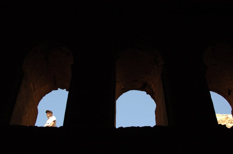 Qsar Al-Kharana沙漠城堡<br>細小的石窗，為了防風、防砂，還易守難攻。<br/>