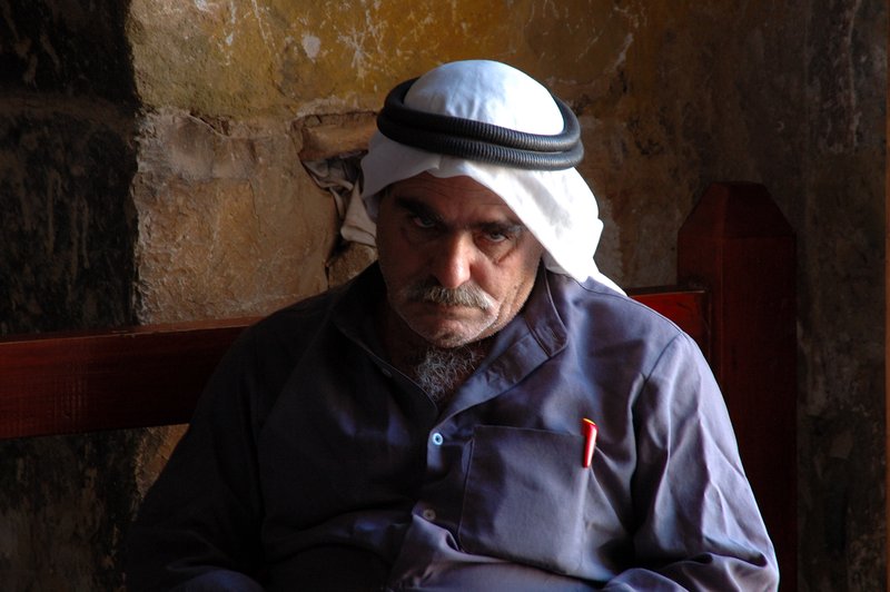 QusayrArma 羅馬浴池<br>中午時刻，因為齋戒月白天不能進食的管理員阿伯，正餓的兩眼昏花。<br/>