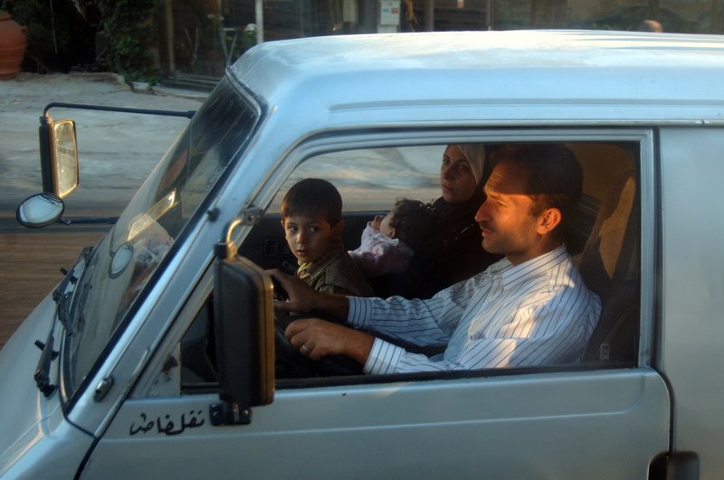 約旦的人們<br>我不知道該如何為這組相片寫註解。有些照片我還記得在哪裡拍的，有些卻全然忘記，有些是在遊覽車上對著窗外拍下來的，有些是走在街上拍奔馳而過的公車，還有沿途路過的人。大部分被拍攝的對象都不知道被拍照，即使拍完被發現我僅能微笑以對，然後夾著相機趕快跑掉。這些人的臉孔我依稀還記得，但也多忘的差不多。但當我拿起照片，我就會想起來，這就是我看到的　"約旦的人們"。<br/>