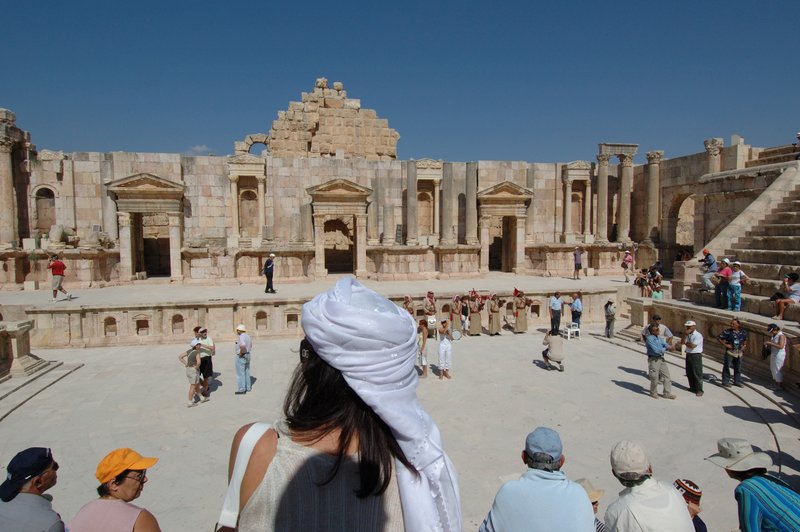 Jarash 哲也許<br>這座可容納五千人羅馬式半圓形劇場，在觀眾席最頂端，可以清楚聽到劇場中央，表演者清晰響亮的歌聲。<br/>