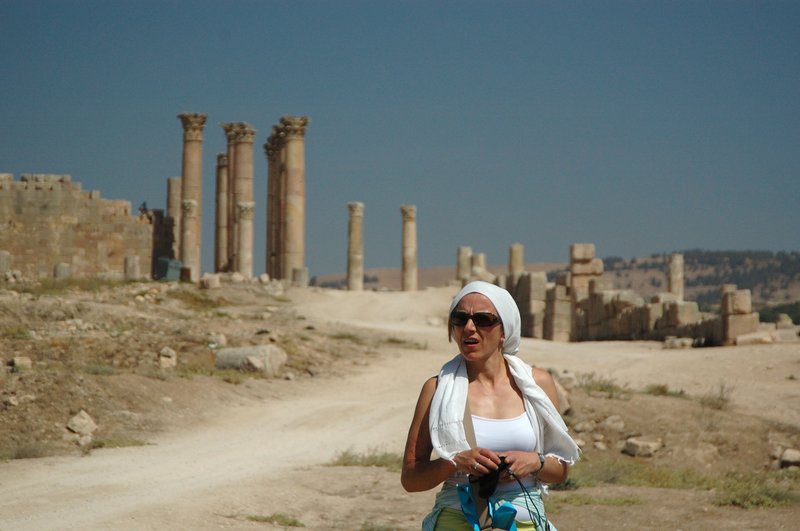 Jarash 哲也許<br>雖然出團前導遊告知，到回教國家穿著要保守一點，但歐美的觀光客穿的還是很清涼。<br/>