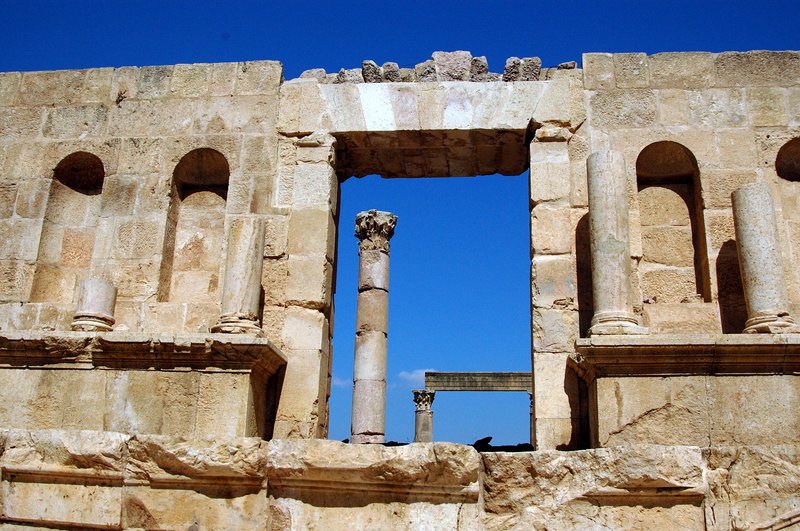 Jarash 哲也許<br>曾經是一萬五多人定居的古城，如今僅剩斷樑殘壁。<br/>