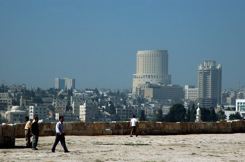 Amman 阿曼<br>從附近的山上舊城牆，遠眺阿曼現代化的建築物，新舊間有強烈的對比。<br/>
