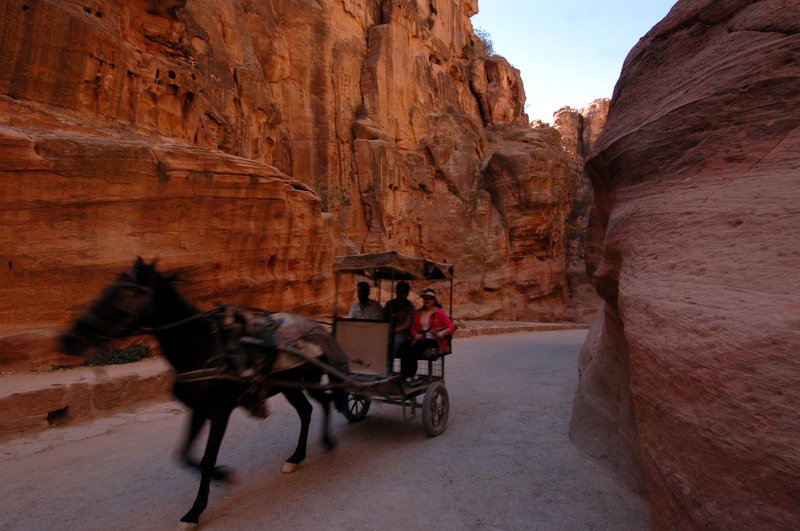 petra 佩特拉<br>就像電影「法櫃奇兵」一樣，飛快的馬車奔馳在蜿蜒迂迴的古道上。<br/>