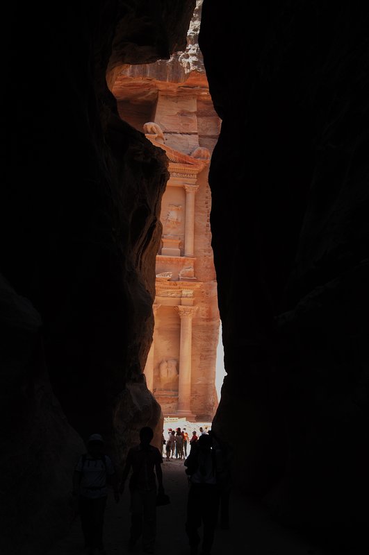 petra 佩特拉<br>蛇道(Siq)的盡頭就是大大有名的Al Khazneh神殿，這個有「法老王的寶庫」之稱的神殿有許多不同的傳說，我最喜歡的版本是:阿里巴巴與40大盜將搶來的財寶藏於此地，可惜我們進入觀賞時殿內當然空無一物。<br/>
