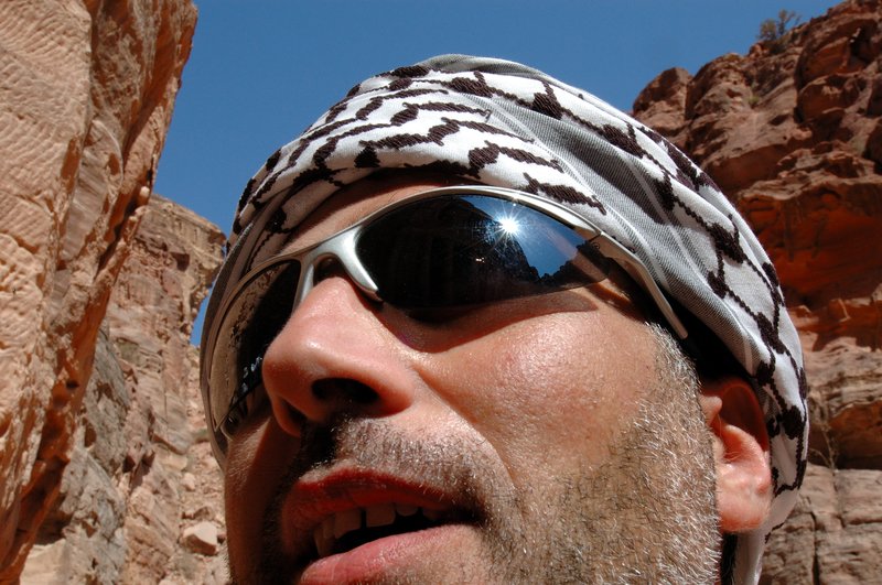 petra 佩特拉<br>我們帥氣的約旦嚮導Raed，我試圖從他絢目的眼鏡，反射出雄偉壯麗Al Khazneh神殿，可惜因陽光角度不對而失敗。<br/>