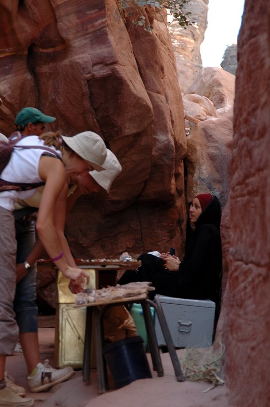 petra 佩特拉<br>古城區內有許多貝都因人擺設的小攤子，販售著廉價首飾及玫瑰花紋的小石頭。<br/>