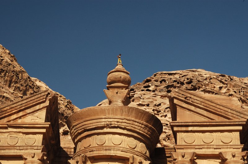 petra 佩特拉<br>修道院的屋頂還有人爬上去表演特技。<br/>