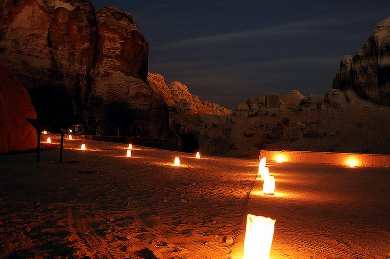 petra 佩特拉<br>難忘的月光之夜，燭火與月光點亮了整個山間與夜空。<br/>