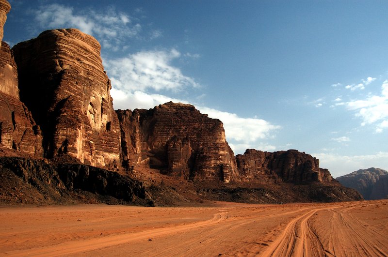 Wadi Rum 瓦第倫<br>此地地勢特別，山谷經年被風沙侵蝕，造成無數斷層和沙漠，加上土壤帶紅紅沙浩瀚，蔚為奇觀。著名電影「阿拉伯的勞倫斯」拍片場景取材於此。<br/>
