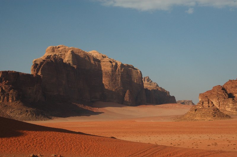Wadi Rum 瓦第倫<br>這裡不是撒哈拉沙漠，沒有綿延不絕的沙丘，這裡是約旦的沙漠，雄偉峻峭的山頭矗立在眼前。<br/>