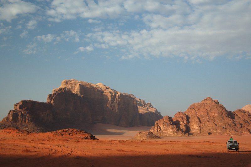 Wadi Rum 瓦第倫<br>登上吉普車飛馳沙漠，穿梭於起伏不定的沙丘中，驚險刺激。<br/>