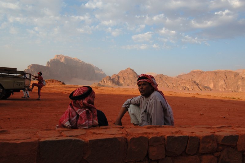 Wadi Rum 瓦第倫<br>兩位軍火販子正在討論交易細節，不是啦！這是我們吉普車的司機，背後是4D班長的媽媽，身手十分矯健正準備上車。<br/>
