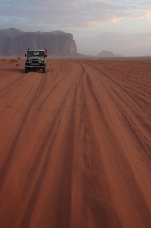 Wadi Rum 瓦第倫<br>我們坐著吉普車馳騁在沙漠裡，留下的不是腳印而是車痕。<br/>