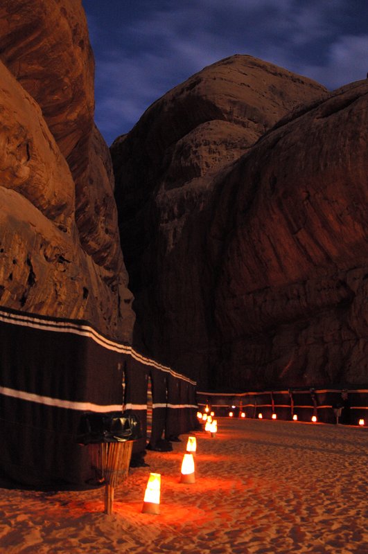 Wadi Rum 瓦第倫<br>我們夜宿的帳幕架在山坡旁， 既避風又遮陽，傍晚時分點起燭火，氣氛棒得很。<br/>