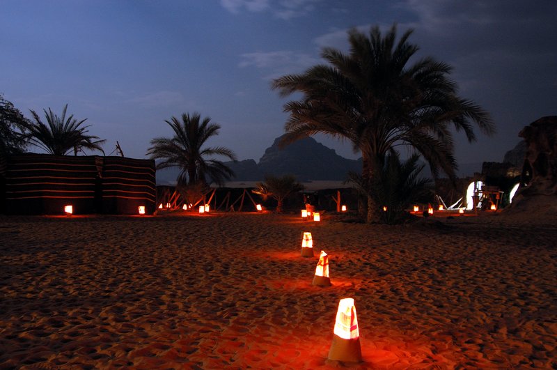 Wadi Rum 瓦第倫<br>營帳區的燭火是用牛皮紙袋裝沙，再插上蠟燭暨環保又美麗，跟petra的月光之夜一樣都是貝都因人的巧思。<br/>