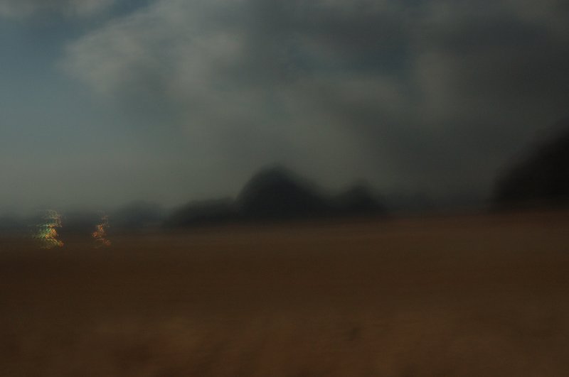 Wadi Rum 瓦第倫<br>滿月的沙漠亮的有點像似白天，天上的雲飄動的很快，但卻追不上我的思念。<br/>